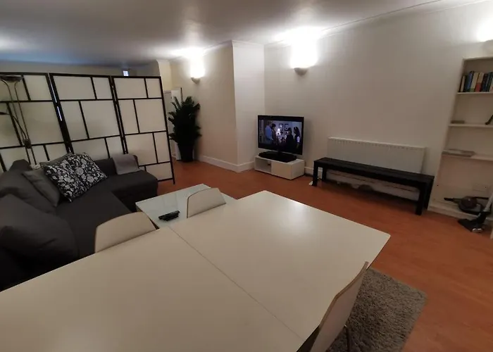 Large Modern Gf 1-Bed Apartment Sleeps 2
