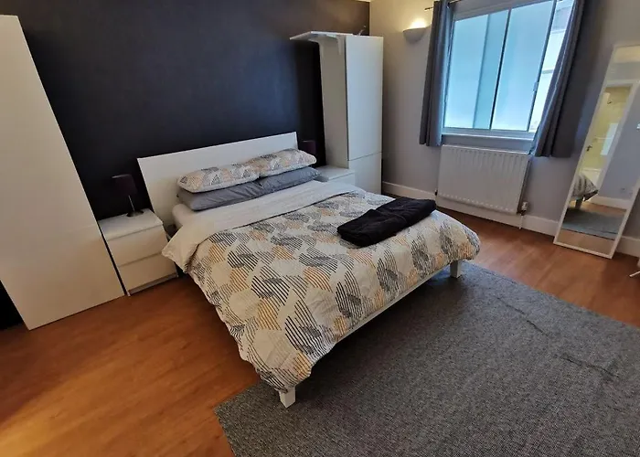 Large Modern Gf 1-Bed Apartment Sleeps 2