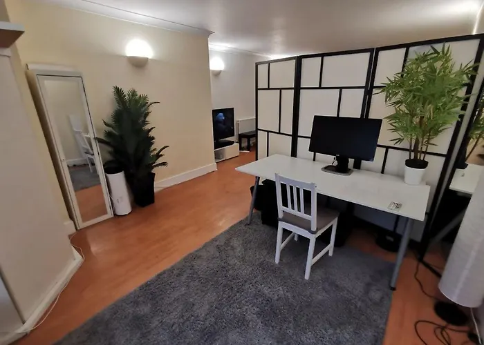 Large Modern Gf 1-Bed Apartment Sleeps 2